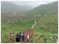 Photos: नासिक में दर्दनाक सड़क हादसा, 30 यात्रियों से भरी बस खाई में गिरी