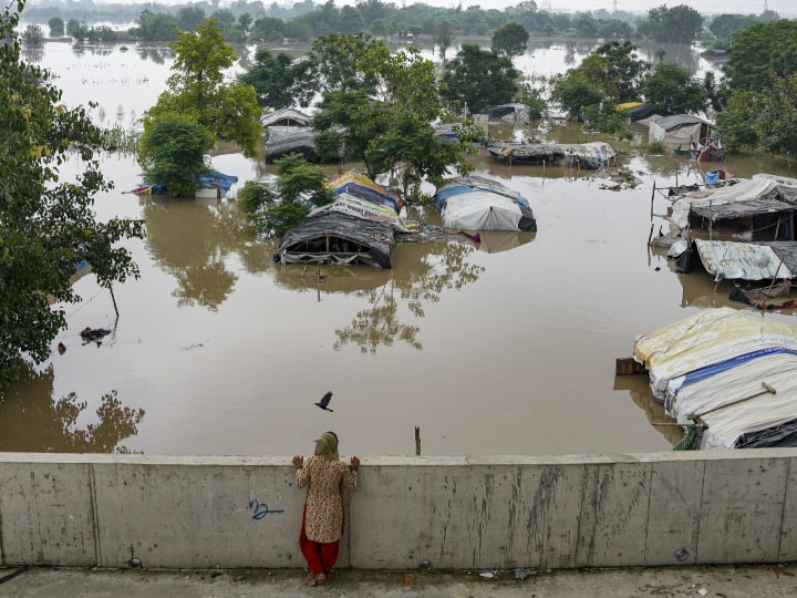 People remembered the flood of 1978 due to the boom of Yamuna, bread used to rain from helicopter