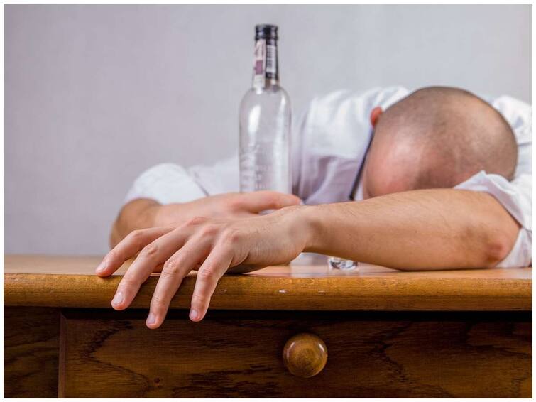 Do you have to eat before drinking alcohol? Alcohol: ఆల్కహాల్ తాగే ముందు ఆహారం కచ్చితంగా తినాల్సిందేనా?