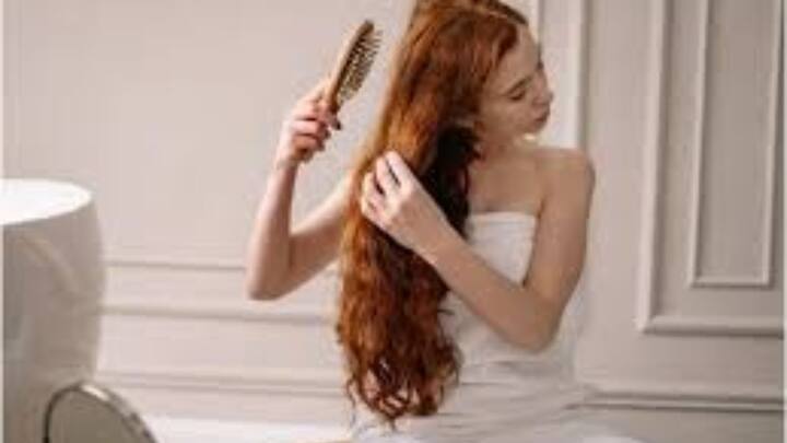 গরম অথচ ভেজা আবহাওয়ায় এই সময় চামড়ায় নানারকম সমস্যা দেখা যায়। সেই সঙ্গে বা়ড়ে চুল ওঠার সমস্যাও। তার জন্য অনেকটাই দায়ী এই স্যাঁতস্যাঁতে আবহাওয়া।