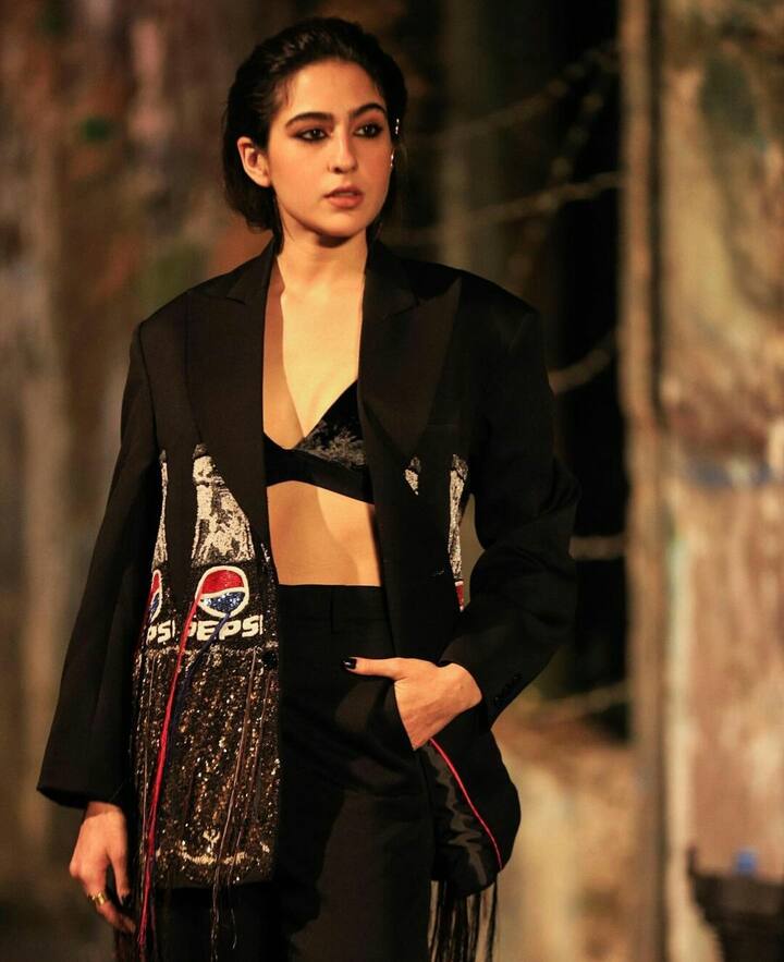 बॉलीवुड एक्टर सैफ अली खान की बेटी सारा अली खान ने अपने छोटे से करियर में कई शानदार फिल्मों में काम किया है. पर्दे पर हर किरदार को बेहतरीन तरीके से निभाने वाली सारा रियल लाइफ में काफी चुलबुली हैं.