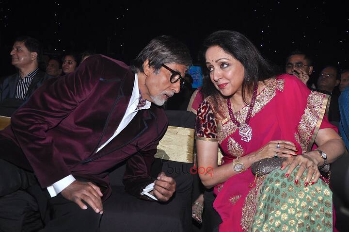 ਹੇਮਾ ਮਾਲਿਨੀ ਨੇ ਮਾਂ ਨੂੰ ਜਵਾਬ ਦਿੰਦੇ ਹੋਏ ਕਿਹਾ- ਠੀਕ ਹੈ ਮੈਂ ਕਰਦੀ ਹਾਂ ਪਰ ਦੇਖ ਲਓ ਪਹਿਲਾਂ ਮੈਂ ਫਿਲਮਾਂ ਨਹੀਂ ਕਰ ਰਹੀ ਸੀ। ਮੈਂ ਲੰਬੇ ਗੈਪ ਤੋਂ ਬਾਅਦ ਕੰਮ ਕਰ ਰਹੀ ਹਾਂ, ਇਸ ਲਈ ਮੈਂ ਇਹ ਫਿਲਮ ਕਿਉਂ ਕਰਾਂ। ਪਰ ਮਾਂ ਨੇ ਕਿਹਾ - ਨਹੀਂ, ਤੁਹਾਨੂੰ ਇਹ ਕਰਨਾ ਚਾਹੀਦਾ ਹੈ। ਇਹ ਕਿਰਦਾਰ ਬਹੁਤ ਵਧੀਆ ਹੈ।