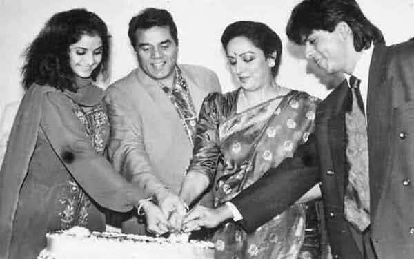 ਸਾਲ 1992 'ਚ ਸ਼ਾਹਰੁਖ ਦੀਆਂ ਚਾਰ ਫਿਲਮਾਂ ਰਿਲੀਜ਼ ਹੋਈਆਂ ਸਨ। ਇਨ੍ਹਾਂ 'ਚੋਂ ਇੱਕ 'ਦਿਲ ਆਸ਼ਨਾ ਹੈ' ਸੀ, ਜਿਸ ਦੀ ਨਿਰਮਾਤਾ ਅਤੇ ਨਿਰਦੇਸ਼ਕ ਹੇਮਾ ਮਾਲਿਨੀ ਸੀ।