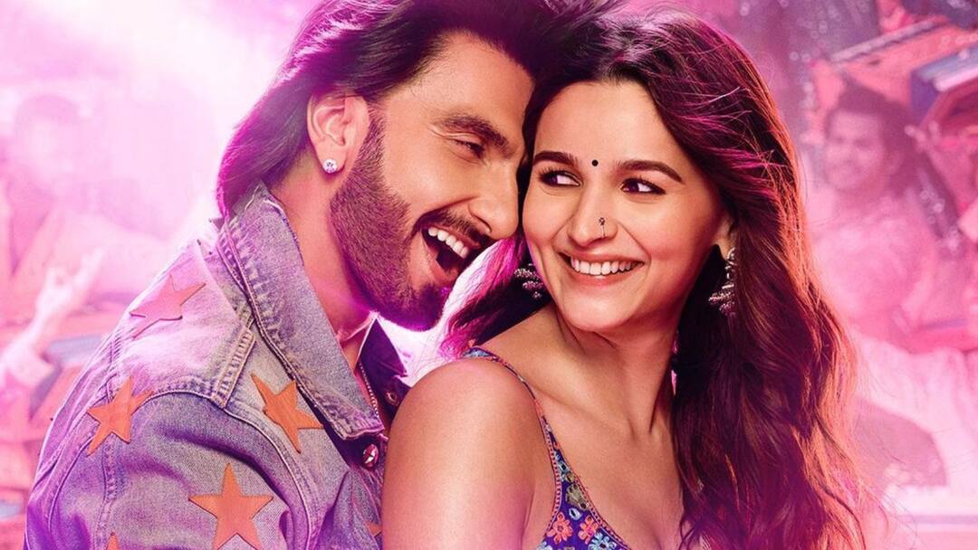 What Jumka: Alia Bhatt, Ranveer Singh start a dance party with new Rocky Aur Rani Kii Prem Kahaani song Alia Bhatt: নাচে-গানে জমজমাট 'রকি অর রানি'র প্রেম, মুক্তি পেল ছবির দ্বিতীয় গান