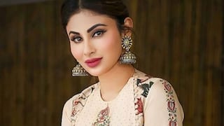Mouni Roy: বিমানবন্দরে ঢোকার মুখে দেখেন ব্য়াগে নেই পাসপোর্ট! কী করলেন মৌনী রায়?