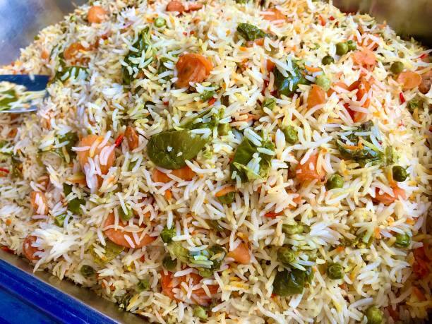 இறுதியாக ஆரிகனோ மற்றும் தண்ணீர் சேர்த்து 20 நிமிடம் குறைந்த தீயில், பேன்'னை மூடி வேகவைக்கவும்.அவ்வளவுதான் சுவையான மெக்ஸிகன் ரைஸ் தயார்.