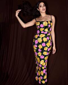 Janhvi Kapoor:  పూలగౌనులో 'దేవర' బ్యూటీ