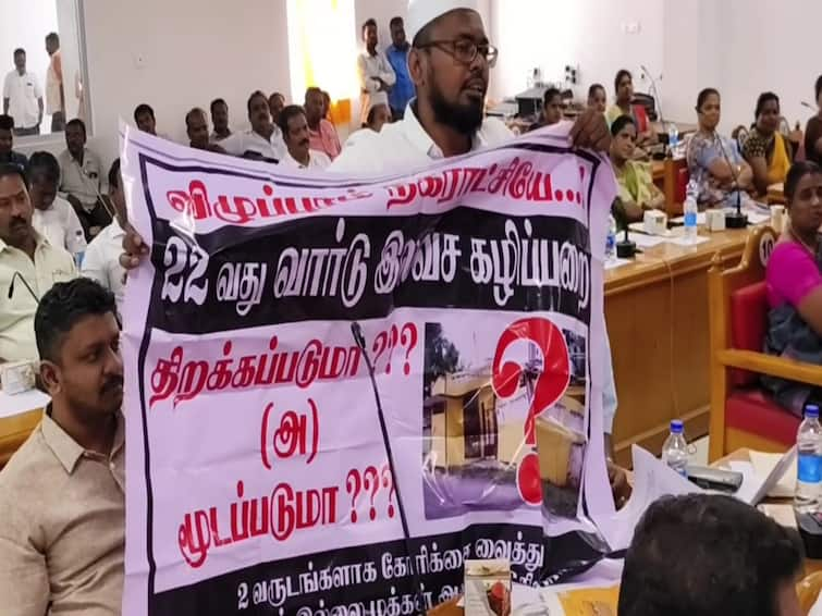 Villupuram: A new toilet that has not been opened for 2 years A member of the city council protested with a banner. 2 ஆண்டுகளாக திறக்கப்படாத புதிய கழிவறை... பதாகை ஏந்தி  எதிர்ப்பு தெரிவித்த நகரமன்ற உறுப்பினர்...