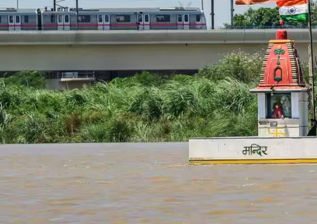 यमुनेच्या पाण्याची पातळी वाढल्याने सखल भागात पुराचा धोकाही वाढला आहे. धोक्याची भीती लक्षात घेऊन लोकांनी खबरदारी घेण्याचं आवाहन प्रशासनानं केलं आहे.