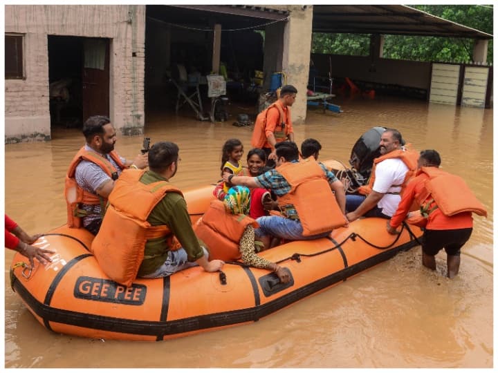 Punjab rivers are in spate danger of flood in many areas, 1058 villages in 14 districts affected Punjab Rain Updates: पंजाब में नदियों के उफान से बाढ़ का खतरा बरकरार, 14 जिलों के 1058 गांव प्रभावित, रूपनगर जिले की हालत खराब