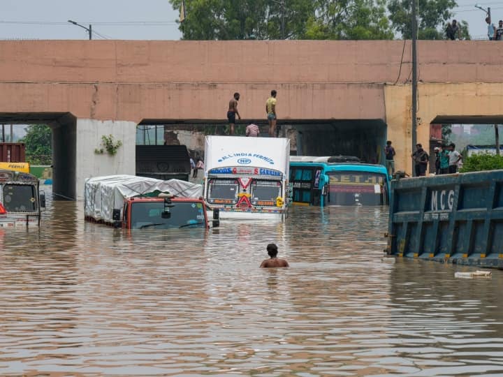 Heavy vehicle ‘no entry’ in Delhi after floods, all schools and colleges closed till Sunday