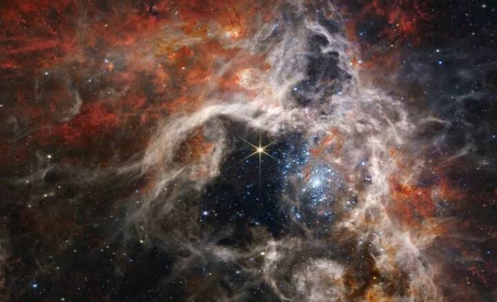 নামে শূন্য থাকলেও, আসলে মণিমুক্তোয় ঠাসা। তাই মহাশূন্যের সঙ্গে পরিচিতি যত বাড়ে, বিস্ময় জাগে ততই। বয়স বাড়লেও সেই ঘোর কাটে না। মহাজাগতিক সবকিছুকে ঘিরে ভাললাগা রয়েছে যাঁদের, সেই ভাললাগাকে বেশ কয়েক গুণ বাড়িয়ে দিল সম্প্রতি তোলা একটি ছবি।