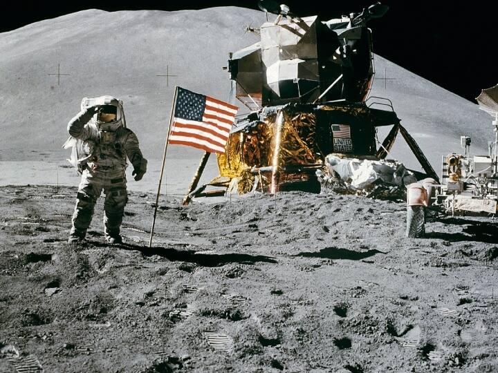 पृथ्वी से चंद्रमा पर यान भेजने के लिए कई स्पेस सेंटर हैं, लेकिन चंद्रमा पर स्पेस सेंटर अभी तक नहीं बनाया गया है. फिर भी, अंतरिक्ष यान आसानी से पृथ्वी पर वापस लौट आता है. अगर आपको लगता है कि यह छत से जमीन पर कूदने जैसा होता है, तो आप गलत हैं, क्योंकि इसमें प्रकृति की प्राकृतिक तकनीक मदद करती है.