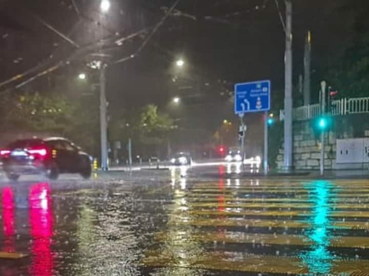 School Closed in Noida due to heavy rainfall School Closed: भारी बारिश का अलर्ट, इस जिले में बंद रहेंगे स्कूल