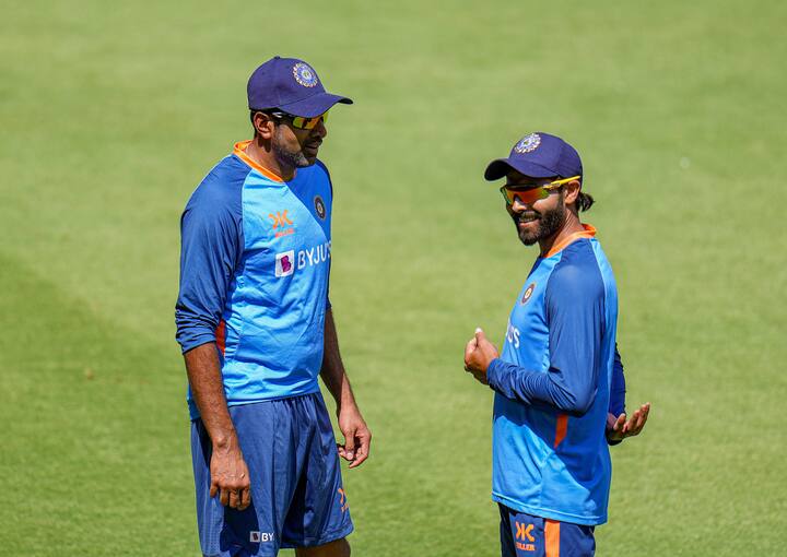 বিশ্ব টেস্ট চ্যাম্পিয়নশিপের ফাইনালে তিনি ভারতের প্রথম একাদশে সুযোগ পাননি। রাহুল দ্রাবিড় (Rahul Dravid) ও রোহিত শর্মার (Rohit Sharma) টিম ম্যানেজমেন্টের মনে হয়েছিল, অস্ট্রেলিয়ার বিরুদ্ধে বার্মিংহামের সেই ফাইনালে একমাত্র স্পিনার হিসাবে খেলা উচিত রবীন্দ্র জাডেজারই (Ravindra Jadeja)। টেস্টে বিশ্ব ব়্যাঙ্কিংয়ের শীর্ষে থাকা স্পিনারকে তাই বাইরেই বসতে হয়েছিল। যা নিয়ে সমালোচনার ঝড় বয়ে গিয়েছিল। বিশেষজ্ঞরা অনেকেই ভারতীয় থিঙ্ক ট্যাঙ্কের এই সিদ্ধান্ত মেনে নিতে পারেননি। যার জবাব দিলেন অশ্বিন। - পিটিআই ফাইল ছবি ও বিসিসিআই