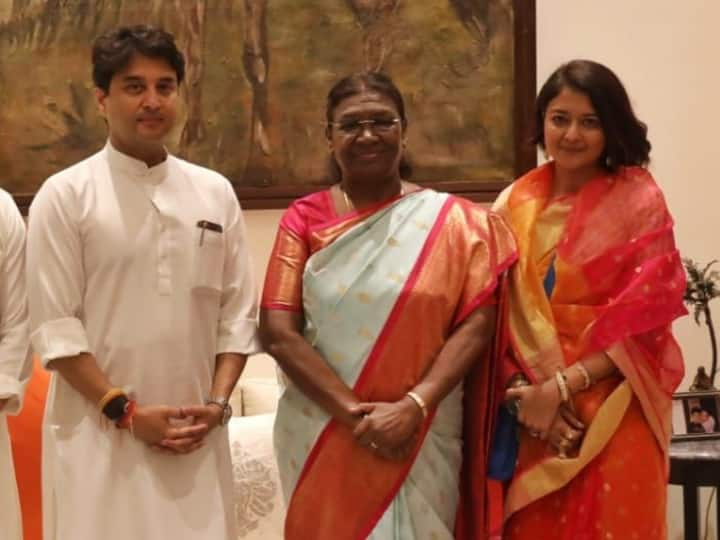 President Draupadi Murmu reached Gwalior, welcomed by Scindia family at Jai Vilas Palace