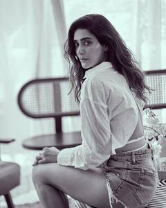 PHOTO: करिश्मा तन्नाच्या बोल्ड स्टाइलने पुन्हा वेधले लक्ष, पाहा ब्लॅक अँड व्हाइट फोटोशूट!