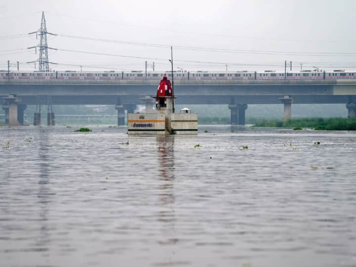 Delhi flood: दिल्ली के यमुना का जलस्तर लगातार बढ़ने से आसपास के इलाकों में पानी भरना शुरु हो गया है. एनडीआरएफ की टीमें लोगों और जानवरों को सुरक्षित जगहों पर पहुंचा रही  हैं.