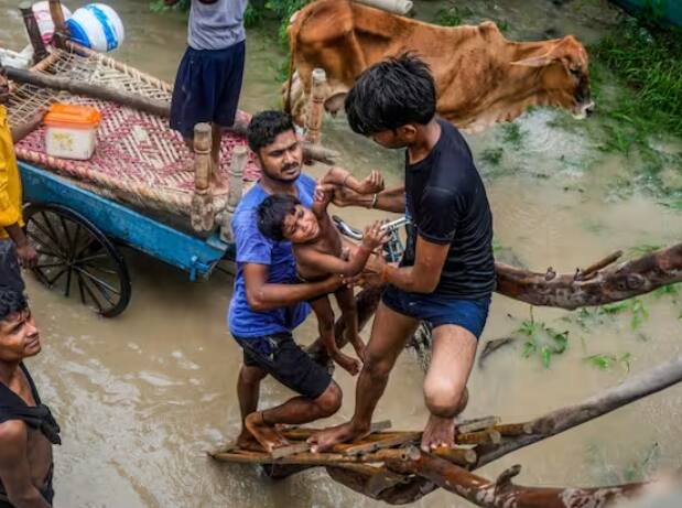 सखल भागात पाणी साचल्याने लोकांना सुरक्षित स्थळी हलवण्यात येत आहे.