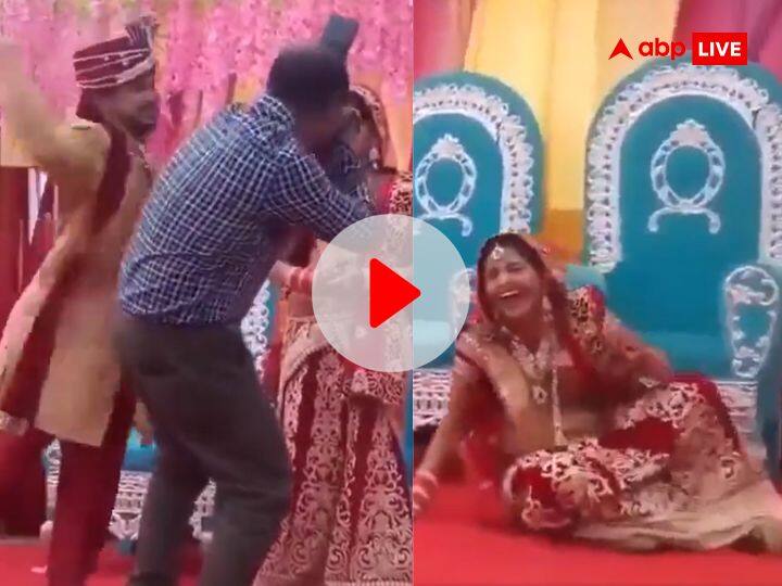 jealous groom slap photographer getting close to bride laughing video viral Viral Video: वरमाला के दौरान दुल्हन को टच कर रहा था फोटोग्राफर, दूल्हे ने जड़े थप्पड़...तो स्टेज पर हंसी से लोटपोट हुई दुल्हन