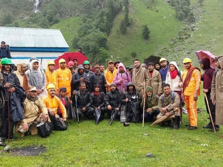 28 trekkers stranded in Shimla due to heavy rains have been safely rescued by the National Disaster Response Force. Trekkers Rescue: ஹிமாச்சல பிரதேசத்தில் சிக்கித் தவித்த 28 ட்ரெக்கிங் வீரர்கள்.. பத்திரமாக மீட்பு .. இணையத்தில் வைரலாகும் வீடியோ..