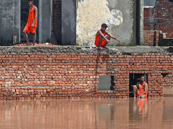 दिल्ली में बाढ़ के खतरे को देखते हुए यमुना के पास के स्कूलों को एहतियात के तौर पर बंद किया गया है.