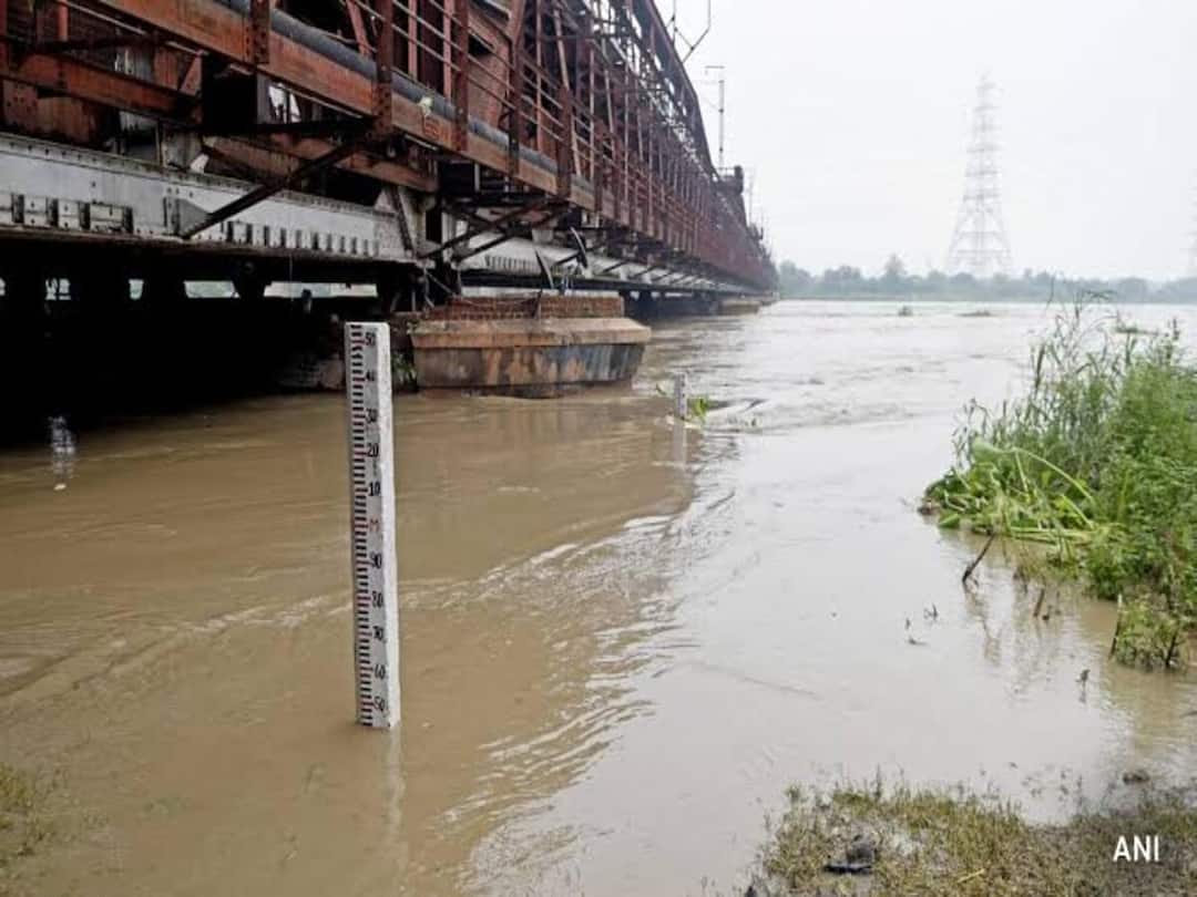 Yamuna River: வரலாறு காணாத வகையில் உயர்ந்த யமுனை நதி நீர்மட்டம்… கெஜ்ரிவால் டுவீட்!