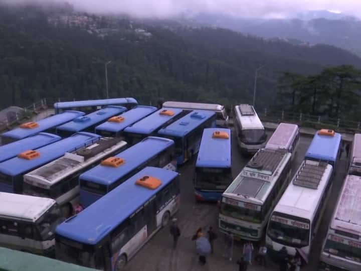 Himachal Pradesh Rain HRTC 1,200 routes suspended 300 buses stuck at different places Himachal Heavy Rain: हिमाचल में मची तबाही की वजह से HRTC के 1,200 रूट सस्पेंड, अलग-अलग स्थानों पर फंसी 300 बसें