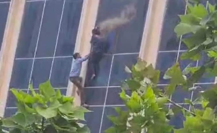 Fire breaks out in Greater Noida West's shopping mall, people jump from third floor to save lives ગ્રેટર નોઈડા વેસ્ટના શોપિંગ મોલમાં લાગી આગ, લોકોએ જીવ બચાવવા ત્રીજા માળેથી માર્યા કુદકા