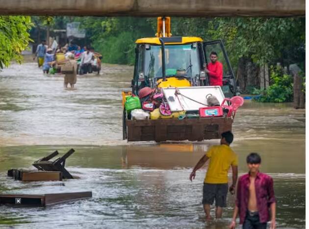 पूरसदृश परिस्थिती पाहता लोकांना जुन्या दिल्लीतील निगमबोध घाटाकडे जाण्यास मनाई करण्यात आली आहे, या भागाला पुराचा सर्वाधिक फटका बसला आहे.