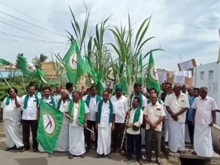 Karur: மேகதாதுவில் அணை கட்ட எதிர்ப்பு-  மாயனூரில் ரயிலை நிறுத்த முயன்ற விவசாயிகள்