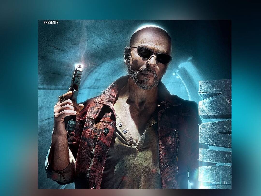 Shah Rukh Khan Share New Poster of Jawan on social media Jawan Movie New Poster: हातात बंदुक आणि डोळ्यावर गॉगल, शाहरुखचा खतरनाक लूक; जवान चित्रपटाच्या पोस्टरनं वेधलं लक्ष