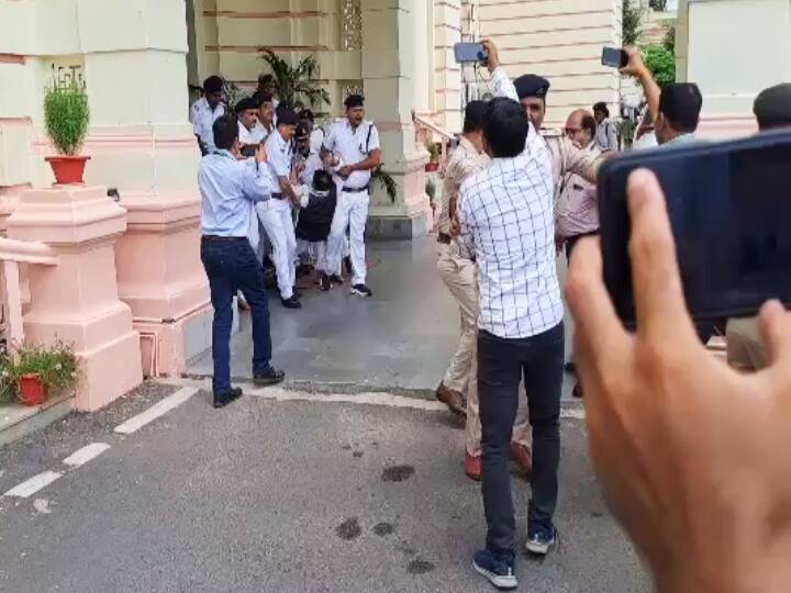 Bihar Vidhan Sabha: BJP MLA Created Ruckus in the House Marshal hangs Jibesh Kumar Mishra out Bihar Vidhan Sabha: सदन में BJP विधायकों का जबरदस्त हंगामा, मार्शल ने MLA जीवेश कुमार को टांग कर बाहर किया