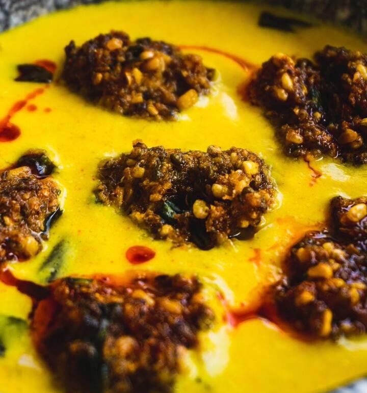 तेल में बैटर डालने से पहले यह सुनिश्चित होना चाहिए कि तेल ठीक से गर्म हो.अगर ऐसा नहीं है तो पकौड़े तेल सोक लेंगे और ये ऐंठ जायेंगे.