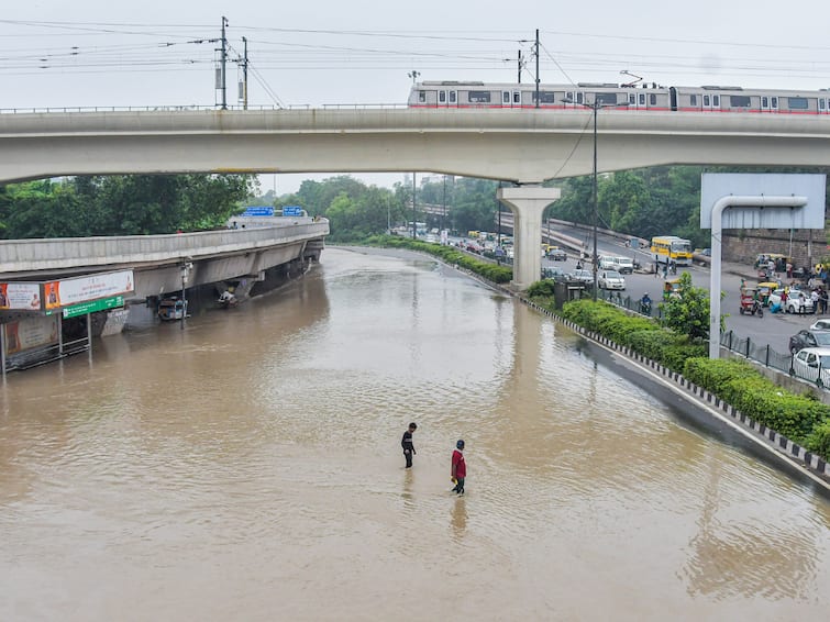 WATCH: Commuters Suffer As Massive Snarls Persist On Flooded Delhi Roads WATCH: Commuters Suffer As Massive Snarls Persist On Flooded Delhi Roads