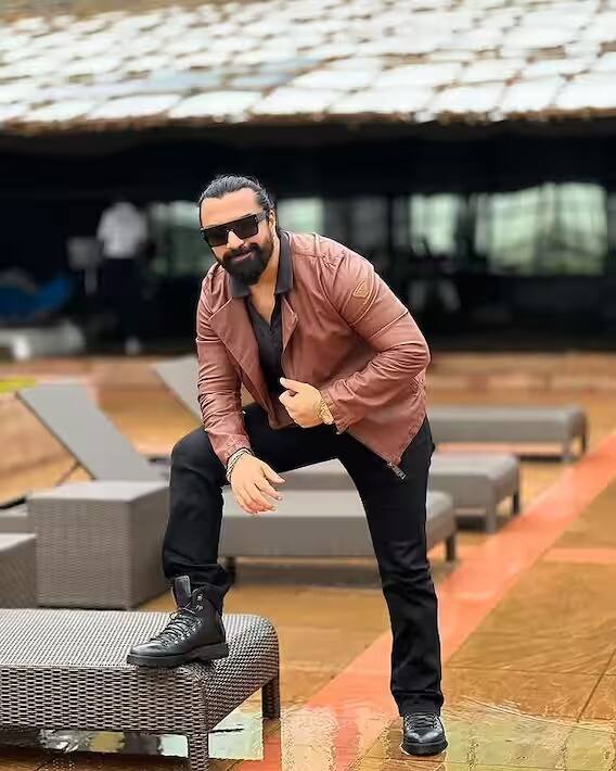 ਜੇਲ੍ਹ ਤੋਂ ਬਾਹਰ ਆਉਣ ਤੋਂ ਬਾਅਦ ਏਜਾਜ਼ ਨੇ ਦੱਸਿਆ ਸੀ ਕਿ ਉਹ ਉੱਥੇ ਦੀ ਹਾਲਤ ਦੇਖ ਕੇ ਡਿਪ੍ਰੈਸ਼ਨ ਵਿੱਚ ਚਲਾ ਗਿਆ ਸੀ। ਅਦਾਕਾਰ ਨੇ ਦੱਸਿਆ ਕਿ ਕਿਸ ਤਰ੍ਹਾਂ 400 ਲੋਕ ਇੱਕੋ ਟਾਇਲਟ ਦੀ ਵਰਤੋਂ ਕਰਦੇ ਸਨ, ਅਜਿਹੀਆਂ ਕਈ ਚੀਜ਼ਾਂ ਦੇਖ ਕੇ ਇਜਾਜ਼ ਦੀ ਰੂਹ ਕੰਬ ਗਈ।