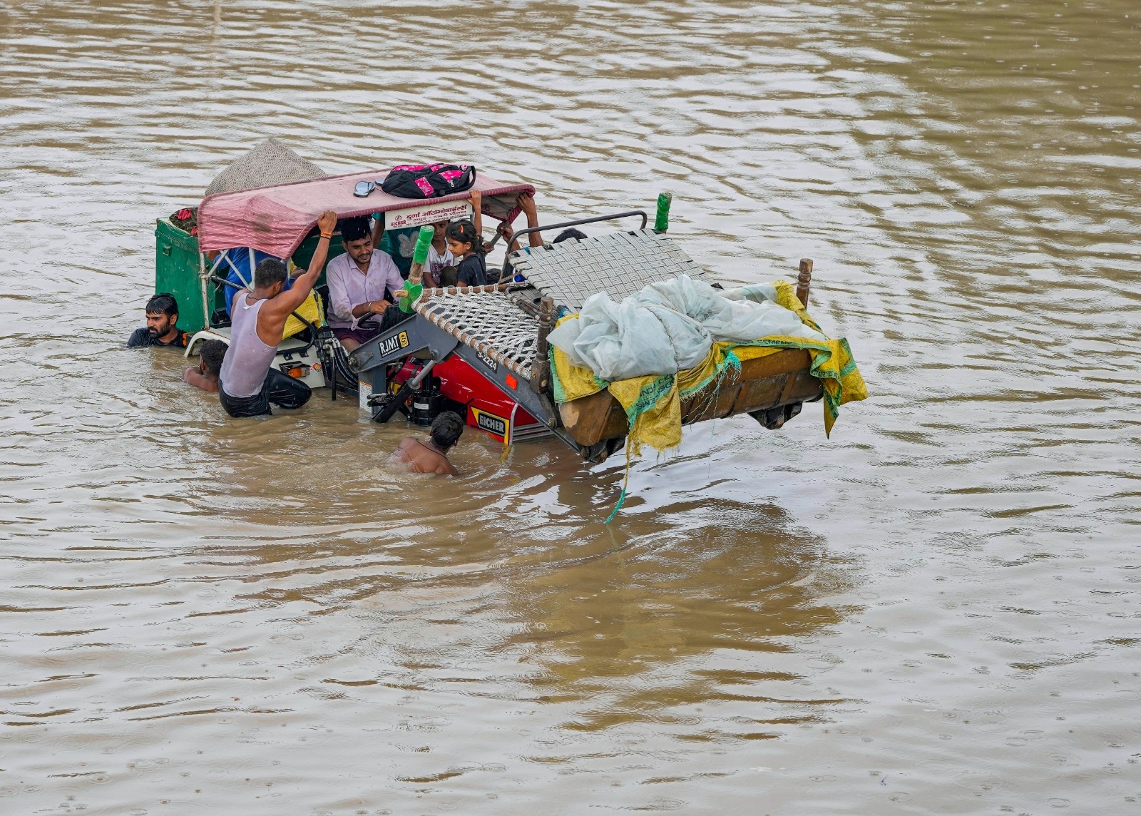 Rain Live Updates: दिल्ली में यमुना 'विकराल', पानी के लिए 'आपातकाल', मंत्री बोलीं- इंसान के बस की बात नहीं