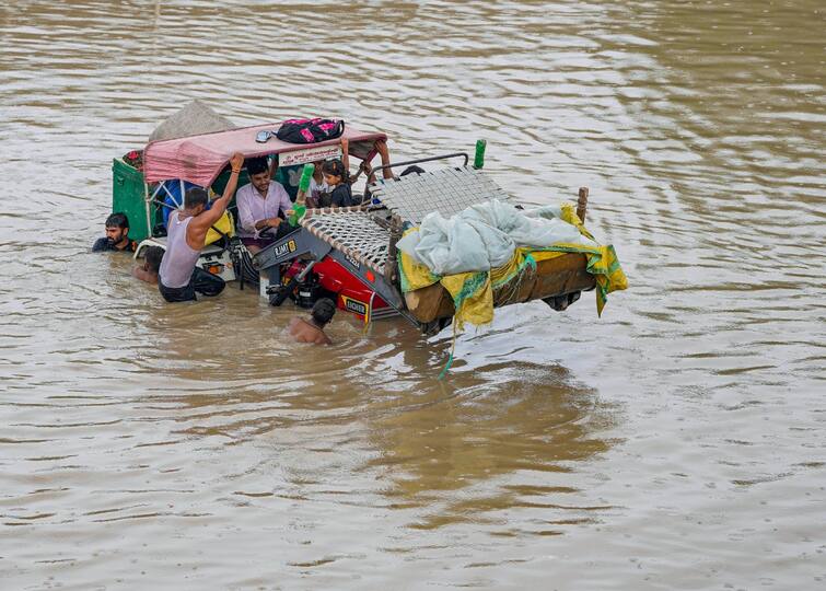 india Rain update Heavy rains cause heavy damage in North India India Rain Update: पुरामुळं उत्तर भारतात गंभीर स्थिती, अनेक भागात जनजीवन विस्कळीत; उत्तराखंडला 413 कोटींची मदत