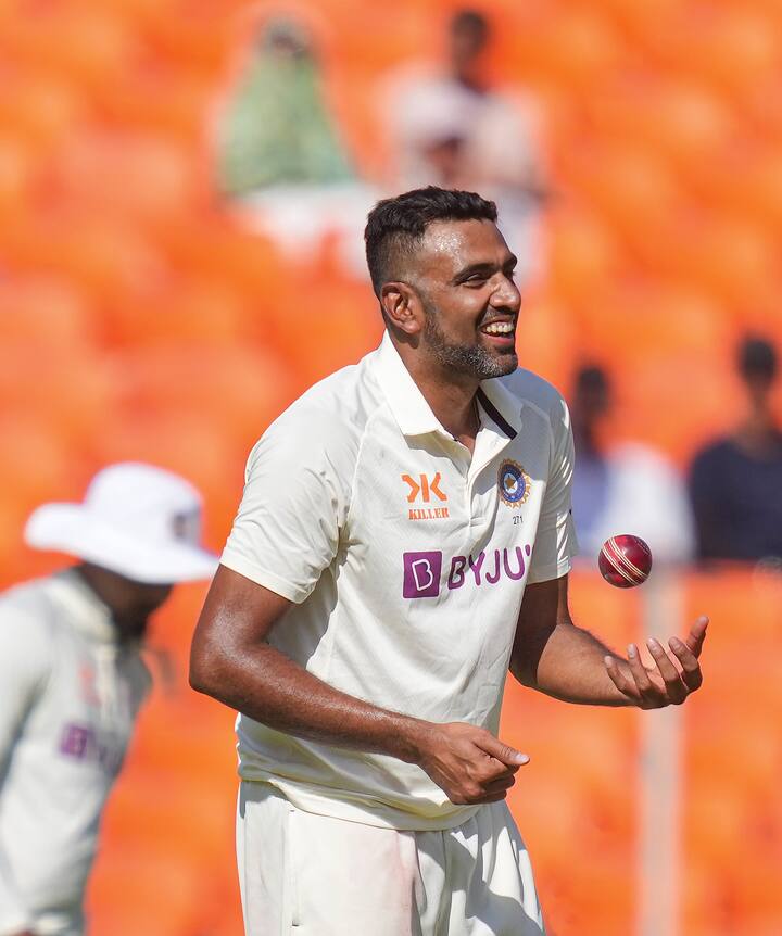 টেস্ট ক্রিকেটের ইতিহাসে নতুন নজির গড়লেন রবিচন্দ্রন অশ্বিন (Ravichandran Ashwin)। বাবা ও ছেলে দু'জনেরই উইকেট তুলে নেওয়ার কৃতিত্ব ঝুলিতে পুরলেন ভারতীয় বোলার।