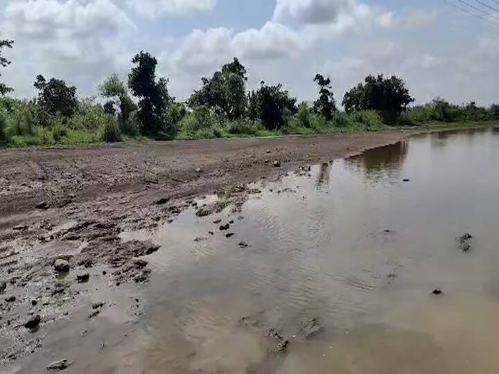शेतातील पीक गेलं, पावसाने माती ही नेली खरडून, आधीच कर्ज कडून लागवड केली आता बियाणे घ्यायला पैसे आणायचे कुठून अन् पेरायला मातीच नाही तर पेरायचे काय असा  प्रश्न शेतकऱ्यांना पडला आहे.