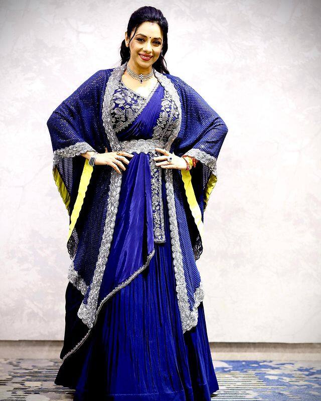 બ્લૂ આઉટફીટમાં રૂપાલી પર ખૂબ જ સુંદર લાગે છે અને તેણે પોતાનો મેકઅપ પણ ખૂબ જ સુંદર રીતે કર્યો છે.