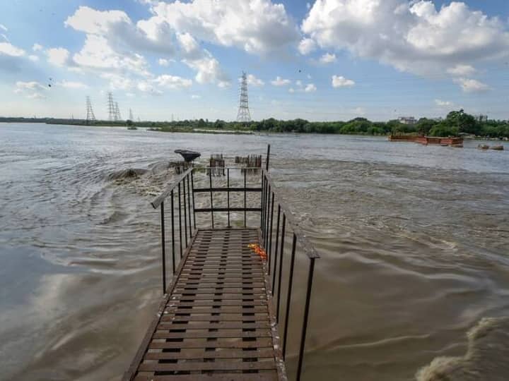 Delhi Flood: यमुना का जल स्तर बढ़ने से गुरुवार को दिल्ली सचिवालय में पानी भर गया, बता दें कि, मुख्यमंत्री अरविंद केजरीवाल और उनके मंत्रिमंडल और अन्य वरिष्ठ नौकरशाहों का ऑफिस है.