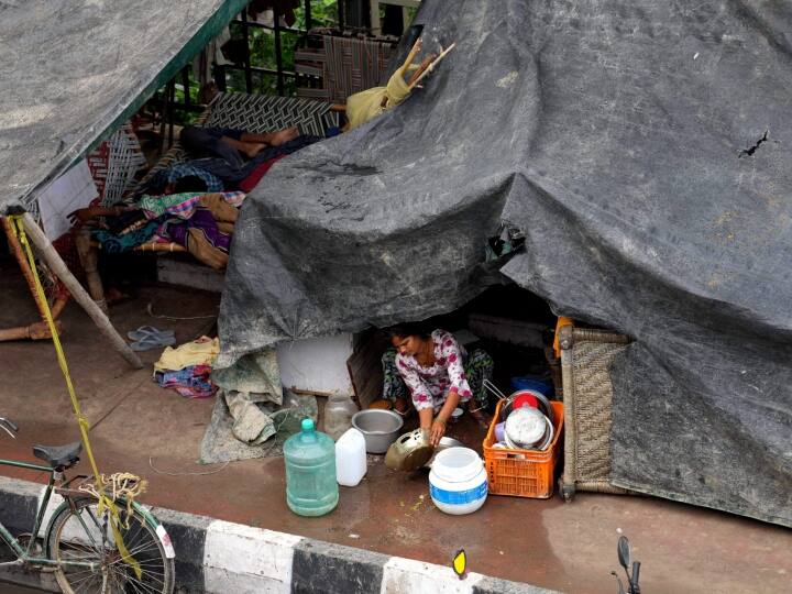 पूरा उत्तर भारत बारिश और उसकी वजह से अचानक आई बाढ़ की चपेट में है. उत्तर प्रदेश में बीते 24 घंटे में 12 लोगों की जान गई है.
