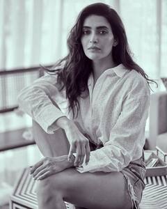 PHOTO: करिश्मा तन्नाच्या बोल्ड स्टाइलने पुन्हा वेधले लक्ष, पाहा ब्लॅक अँड व्हाइट फोटोशूट!