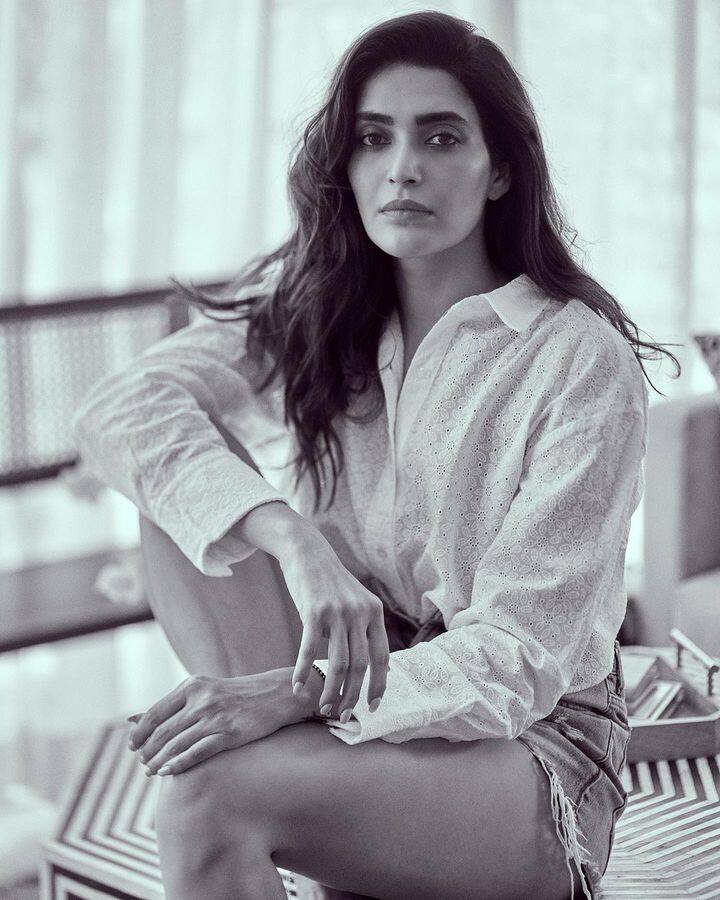 या अभिनेत्रीचा रोज नवा अवतार पाहायला मिळत आहे, जो चाहत्यांना तिच्याकडे आकर्षित करतो. (photo credit:karishmaktanna/instagram)