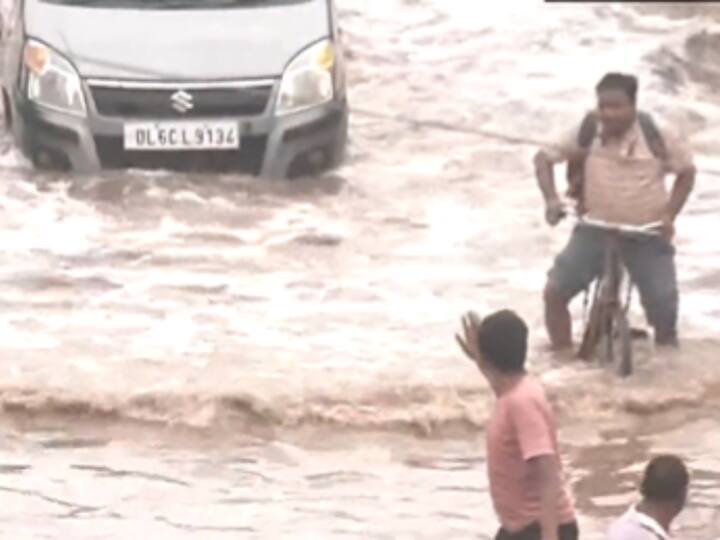 The road from Rajghat to Delhi Secretariat was also flooded. The Ring Road stretch between Kashmere Gate and Purana Lohe Ka Pul was closed for traffic movement. (Image Source: Twitter/@ANI)