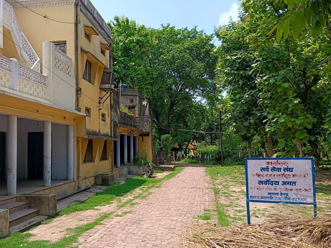 A Gandhian Organisation In Varanasi Is Fighting Demolition Order With ‘Satyagraha’ A Gandhian Organisation Sarva Seva Sangh Prakashan Varanasi Fighting Northern Railway Demolition Order Supreme Court Case A Gandhian Organisation In Varanasi Is Fighting Demolition Order With ‘Satyagraha’