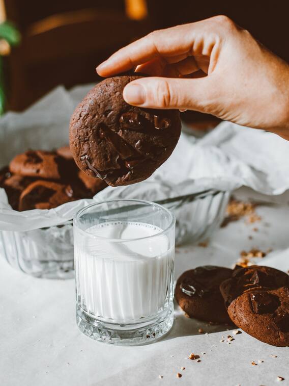 दूध के साथ बिस्कुट खाने के नुकसान