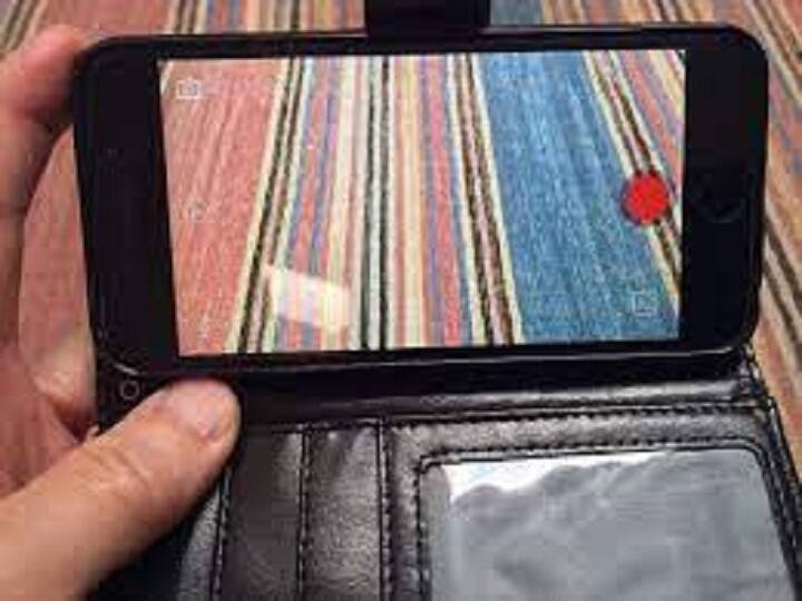 एक सेफ केस का उपयोग: एक हाई क्वालिटी वाले केस खरीदें, जो आपके स्मार्टफोन (smartphone) मॉडल में फिट बैठता हो. यह आपके फोन को खरोंच, अचानक गिरने और दूसरी शारीरिक नुकसान से बचाएगा.