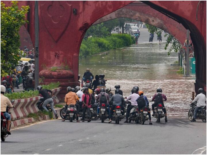 Delhi Flood News: दिल्ली इस समय बाढ़ की चपेट में है. बारिश और बैराज हथिनी कुंड से पानी छोड़े जाने के कारण यमुना नदी में जलस्तर खतरे के निशान को पार कर गया और 45 पुराना 1978 का भी रिकॉर्ड टूट गया है.